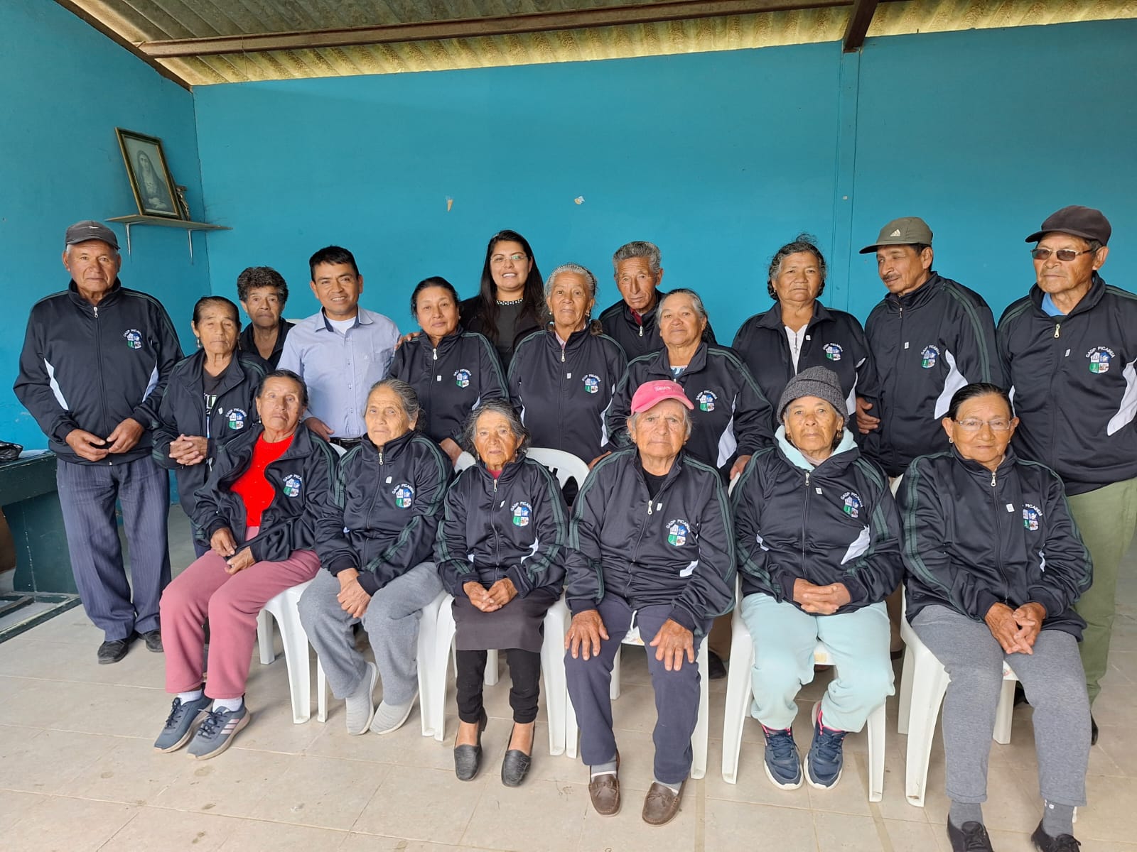 GADP PICAIHUA ENTREGA PRENDAS DEPORTIVAS A ADULTOS MAYORES DE SAN CAYETANO